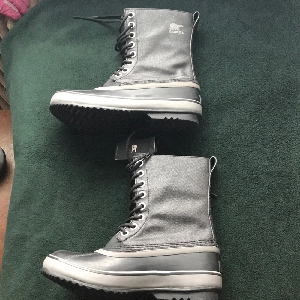 NWT Sorel 1964 CVS boot black size 6 or 8 Warm